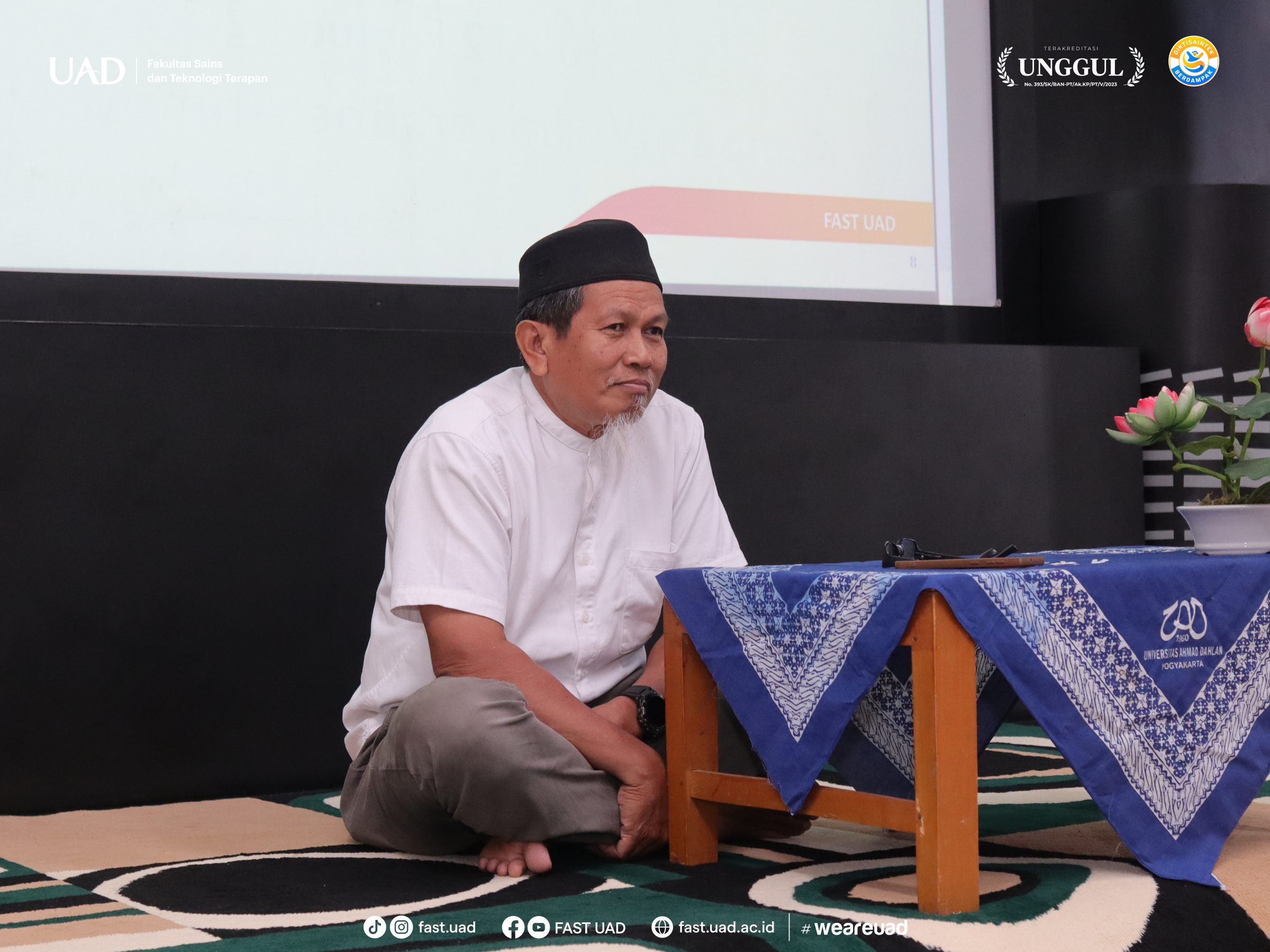 Ust. Drs. Aris Thobirin, M.Si. saat memberikan materi kajian FAST Religi UAD edisi Juli 2026.