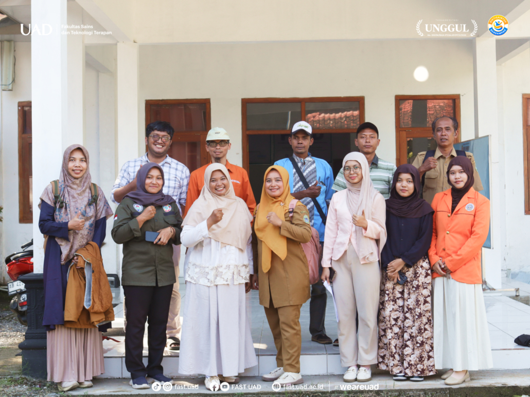 Foto bersama Prof. Yudi Ari Adi dan Pak Subhan bersama perangkat Desa Serut Gunungkidul.