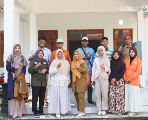 Foto bersama Prof. Yudi Ari Adi dan Pak Subhan bersama perangkat Desa Serut Gunungkidul.