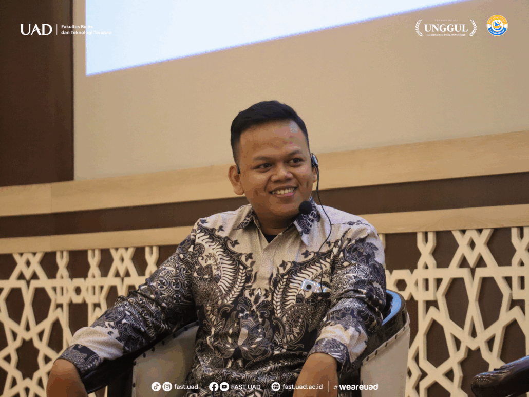 Sugeng Dwi Cahyono selaku Product Manager Datains menjadi pembicara seminar Fi-Talks 2026 Agentic AI di UAD.