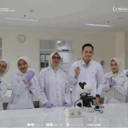 Inovasi nanogel FAST UAD dikembangkan tim PKM REGENOCA bersama dosen pembimbing di laboratorium