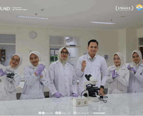 Inovasi nanogel FAST UAD dikembangkan tim PKM REGENOCA bersama dosen pembimbing di laboratorium